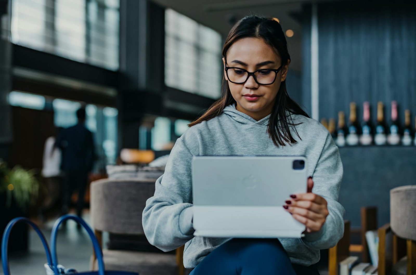 woman sitting and working on macbook