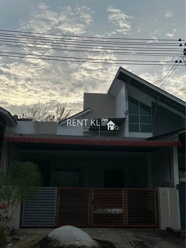 3 Bedrooms 2 Bathrooms 2 Storey Terrace House At Taman Tunku For Rent