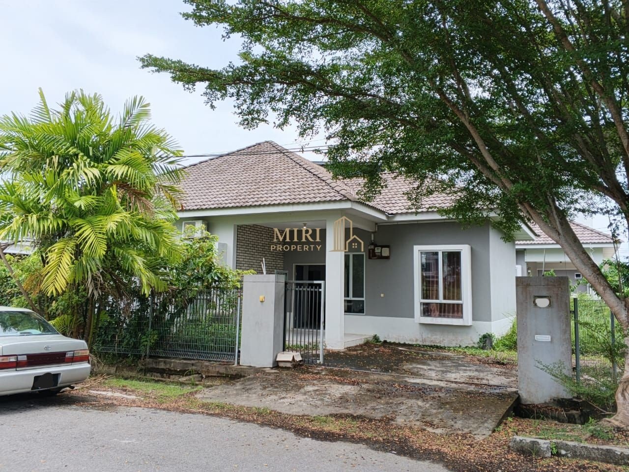 5 Bedrooms 5 Bathrooms 1 Storey Semi Detached House For Rent At Curtin Water Senadin Miri House For Rent 3
