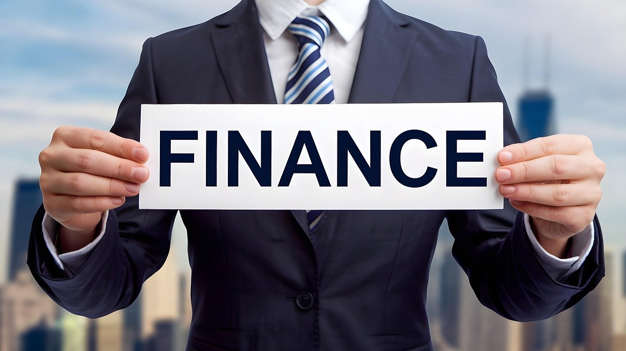 How Liquidity Needs Shape Investment Vehicles for Everyday Investors in Sarawak