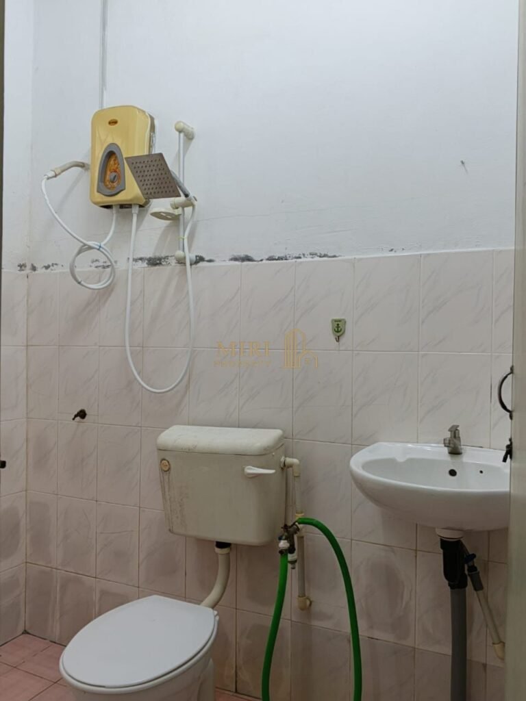 3 Bedrooms 2 Bathrooms 1 Storey Terrace House For Rent At Lorong Jati Senadin Miri House For Rent 11 3 Bedrooms 2 Bathrooms 1 Storey Terrace House For Rent At Lorong Desa Senadin 2C Senadin Miri House For Rent 21