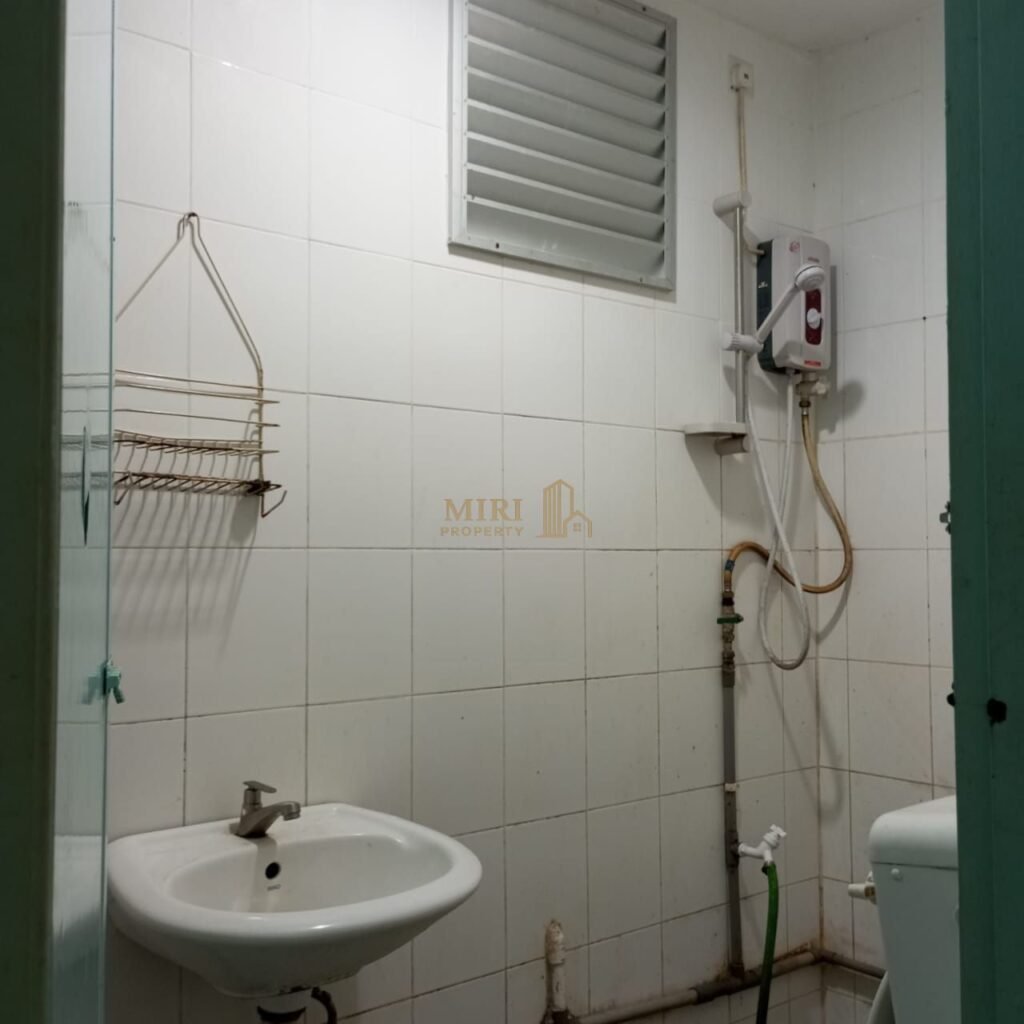 6 Bedrooms 2 Bathrooms Single Storey Terrace House For Rent At Lorong Desa Senadin 2C Senadin Miri House For Rent 10