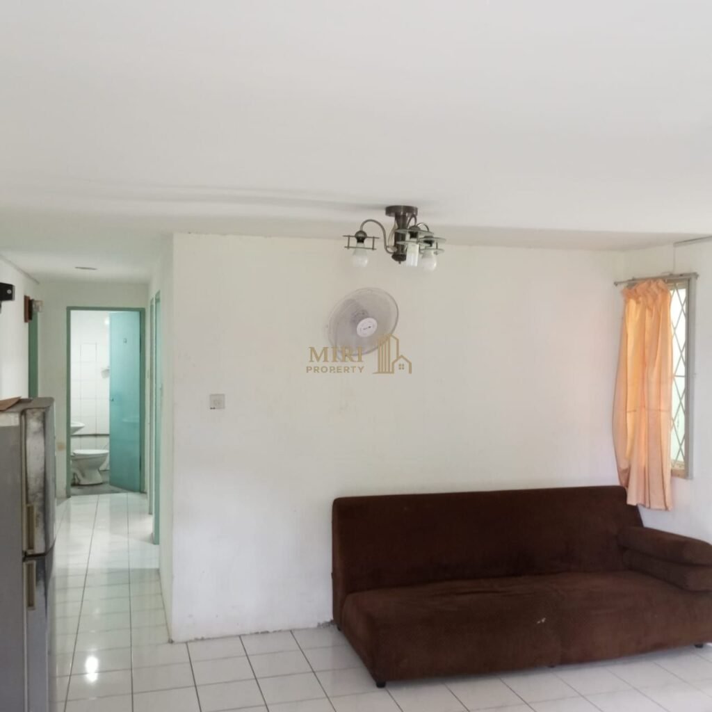 6 Bedrooms 2 Bathrooms Single Storey Terrace House For Rent At Lorong Desa Senadin 2C Senadin Miri House For Rent 3