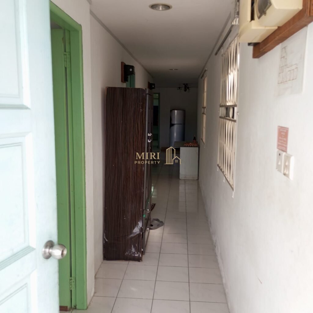 6 Bedrooms 2 Bathrooms Single Storey Terrace House For Rent At Lorong Desa Senadin 2C Senadin Miri House For Rent 4