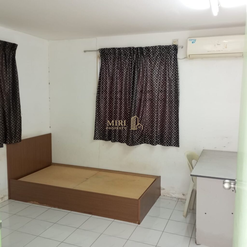 6 Bedrooms 2 Bathrooms Single Storey Terrace House For Rent At Lorong Desa Senadin 2C Senadin Miri House For Rent 5