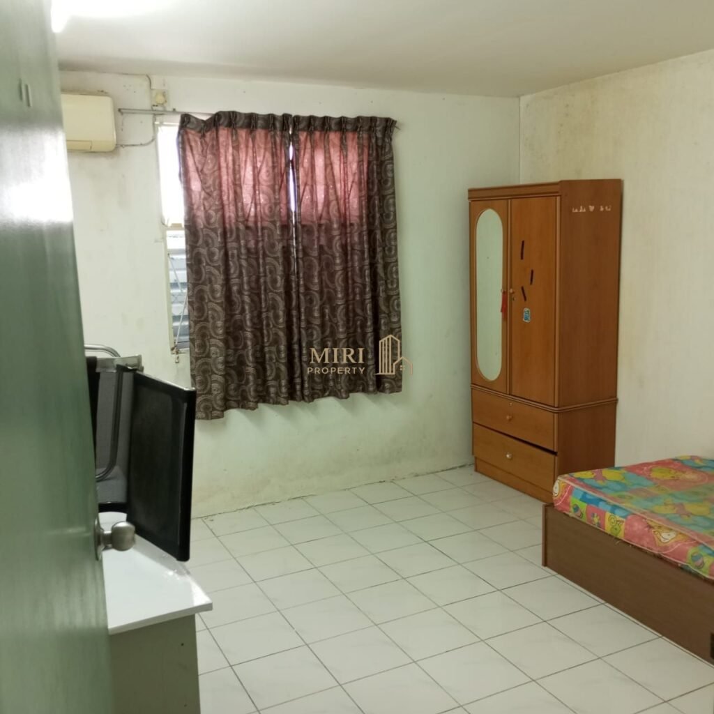 6 Bedrooms 2 Bathrooms Single Storey Terrace House For Rent At Lorong Desa Senadin 2C Senadin Miri House For Rent 6