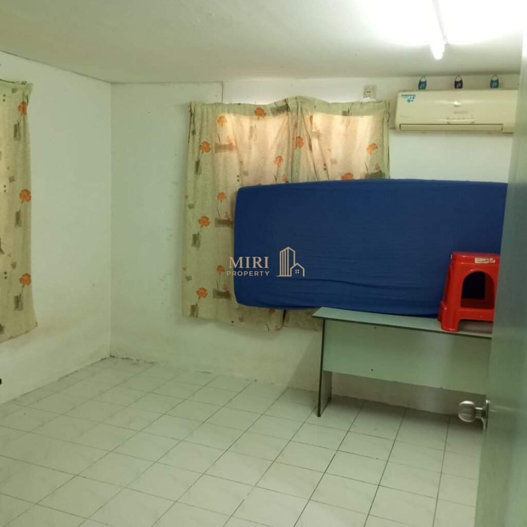 6 Bedrooms 2 Bathrooms Single Storey Terrace House For Rent At Lorong Desa Senadin 2C Senadin Miri House For Rent 8