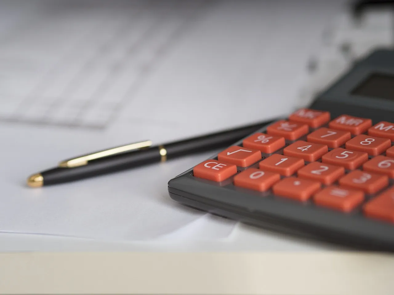 Balancing Income Stability and Growth When Choosing Investment Vehicles in Sarawak