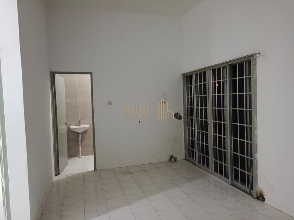 3 Bedrooms 1 Bathrooms 1 Storey Semi Detached House For Rent At Desa Pujut Bandar Baru Permyjaya Miri 3