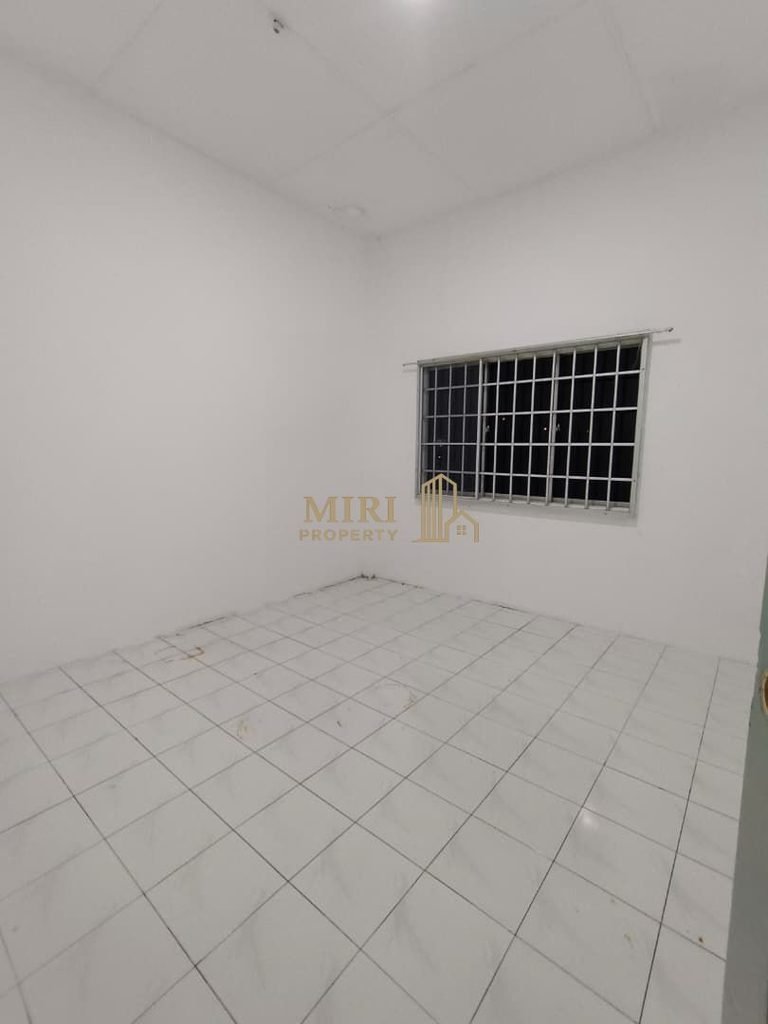 3 Bedrooms 1 Bathrooms 1 Storey Semi Detached House For Rent At Desa Pujut Bandar Baru Permyjaya Miri 4 768x1024 1