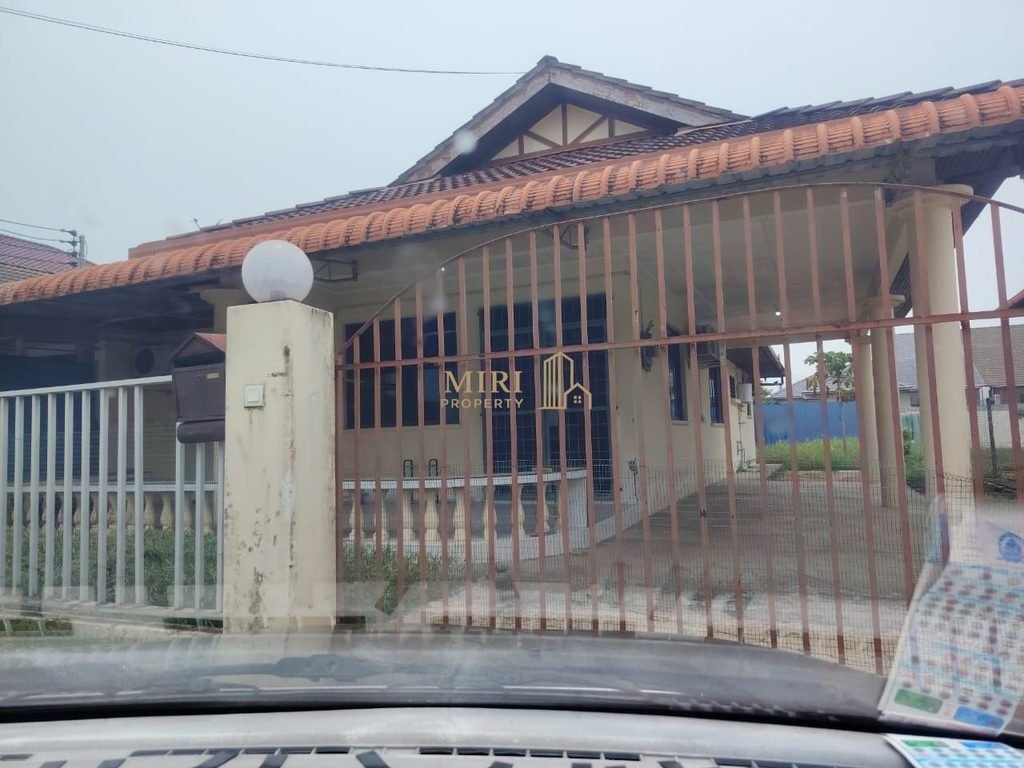 3 Bedrooms 2 Bathrooms 1 Storey Semi Detached House At Faradale Garden Miri House For Rent