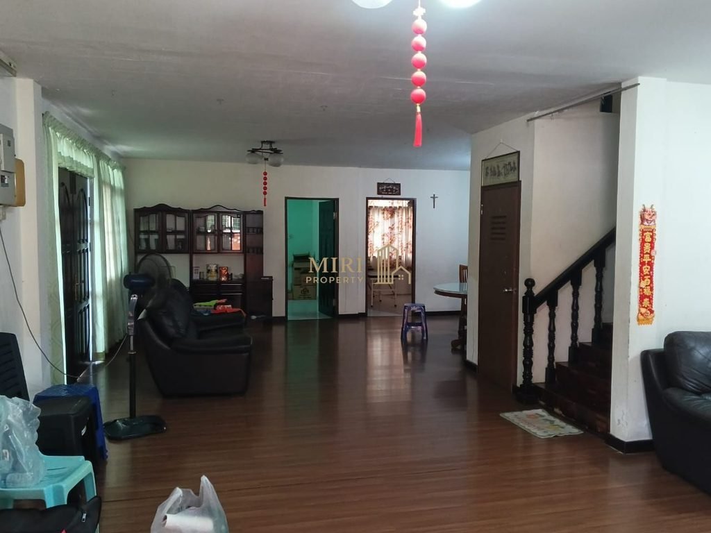6 Bedrooms 2 Bathrooms 2 Storey Detached House For Rent At Jalan Dato Permaisuri Piasau Miri For Rent 2