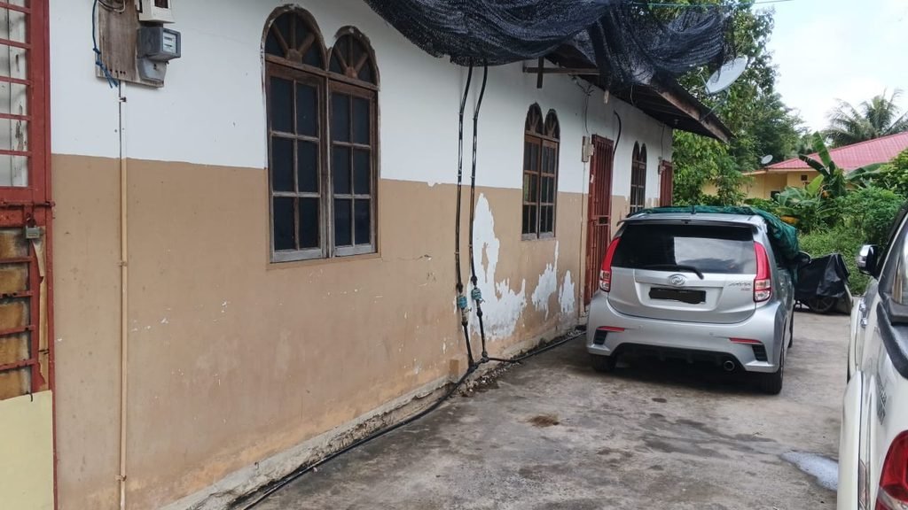 2 Bedrooms 1 Bathrooms 1 Storey Semi Rural Kampung House For Rent At Jalan Padang Kerbau Miri House For Rent 3