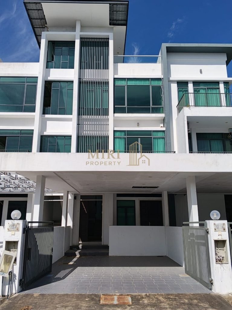 3 Bedrooms 3 Bathrooms 3 Storey Town House Upper Unit For Sale At Curtin Water Senadin Miri House For Sale 2 768x1024 1