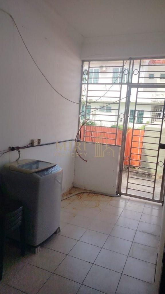 4 Bedrooms 3 Bathrooms 2 Storey Terrace House For Rent At Senadin Miri House For Rent 5